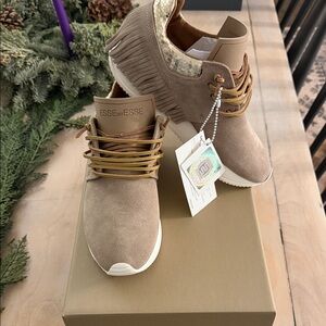 Esseutesse Women's Tan and Gold Fringe Sneakers 37